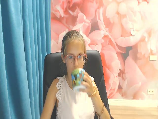 Live sex webcam photo for Alice_Adamsi #265029692