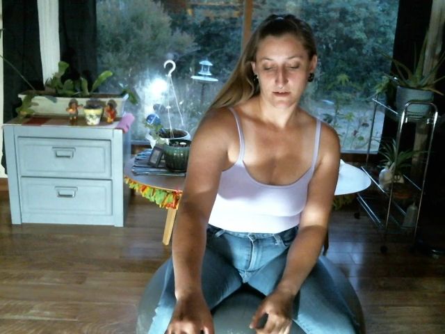 Live sex webcam photo for SuzieMoon #254986199