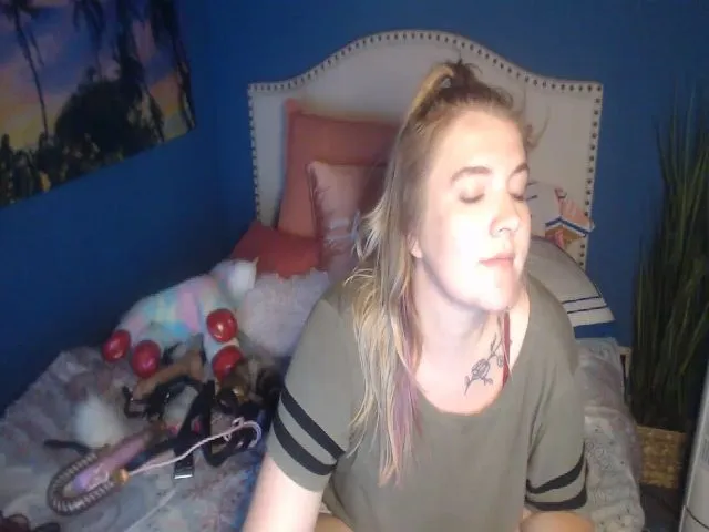 Live sex webcam photo for SnowWhiteXxxx #252352394