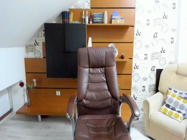 Live sex webcam photo for LizzieBrie #261888024