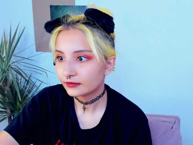 Live sex webcam photo for KarenIo #251406551