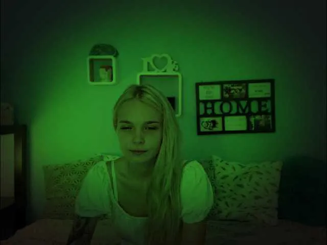 Live sex webcam photo for AnnaHappy18 #250770232