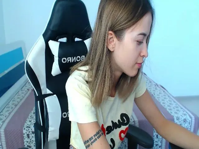 Live sex webcam photo for JuliaDreamsi #264832708