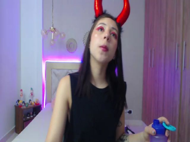 Live sex webcam photo for Emily_evans18 #260333244