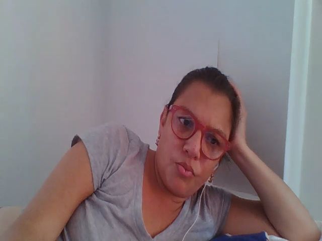 Live sex webcam photo for SweetLola01 #255158009