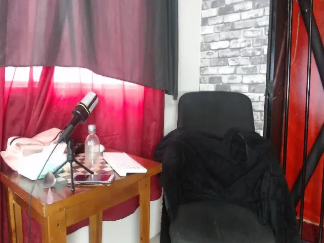 Live sex webcam photo for Emily_sweet2 #259528583