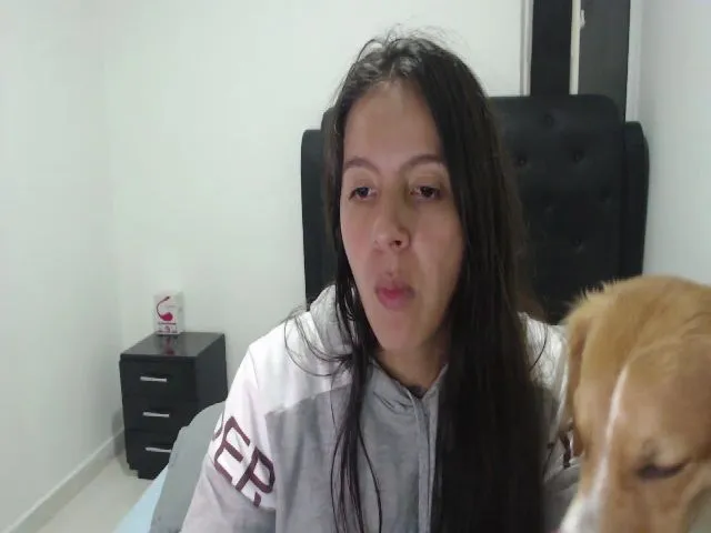 Live sex webcam photo for Danielita27 #256733087