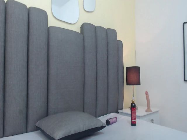 Live sex webcam photo for Sweet_luna_1 #252538105