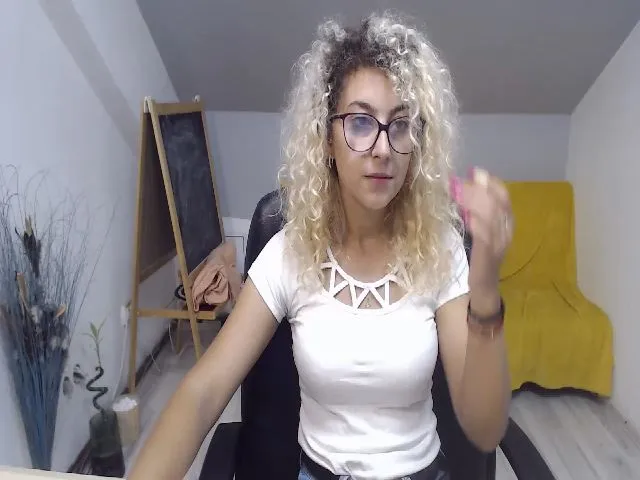 Live sex webcam photo for CurlyBella #252985516