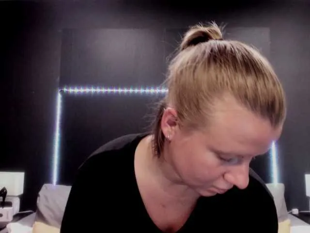 Live sex webcam photo for CoconutLegs #254867481