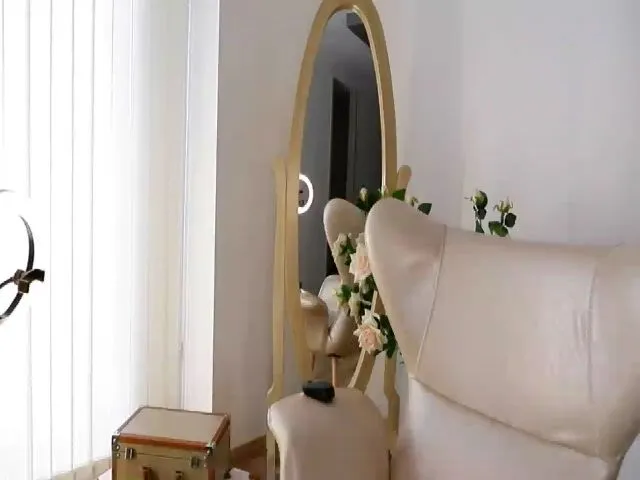 Live sex webcam photo for Anne_boleyn_ #255432659