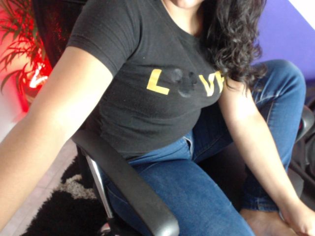 Live sex webcam photo for sophiie_fox #253892217