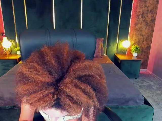 Live sex webcam photo for RaffaelaC #253761086