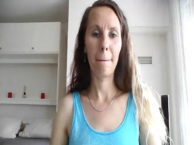 Live sex webcam photo for Naughtyliliy #254100254