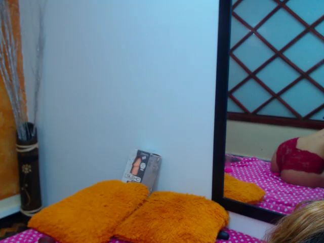 Live sex webcam photo for KellyJhons #260493877