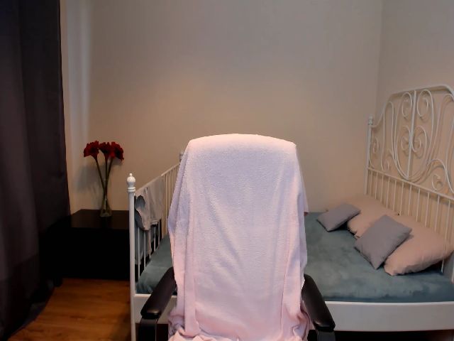 Live sex webcam photo for O1iv1a #257713971