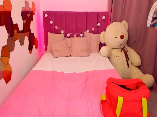 Live sex webcam photo for RedCat18 #260273169