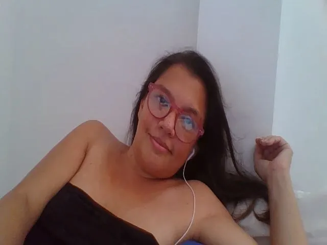 Live sex webcam photo for SweetLola01 #265023248