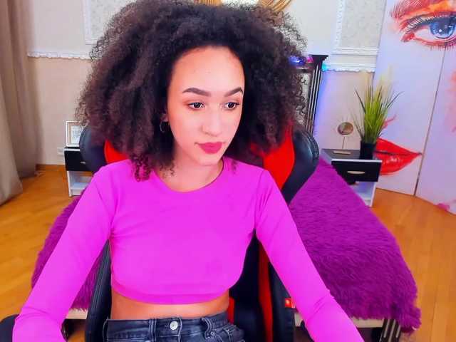 Live sex webcam photo for RaffaelaC #241221286