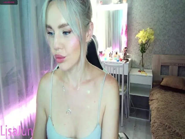 Live sex webcam photo for LisaJun #254262454