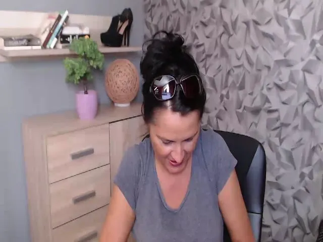 Live sex webcam photo for DESIREellen #264253031