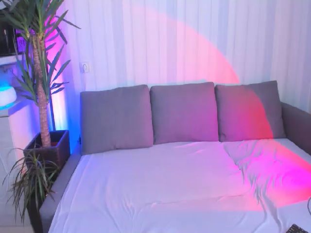 Live sex webcam photo for AwesomeRoxy #260548493