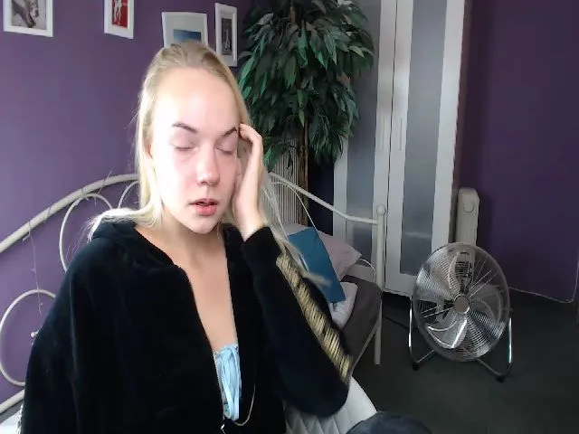 Live sex webcam photo for JoanQueen #265457746
