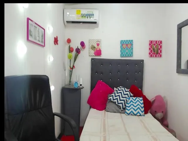 Live sex webcam photo for Miagracee #258393049