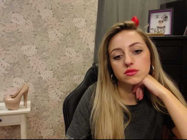 Live sex webcam photo for SEXYcoralie #287984672