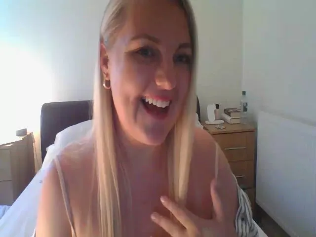 Live sex webcam photo for JessyLou #255400966