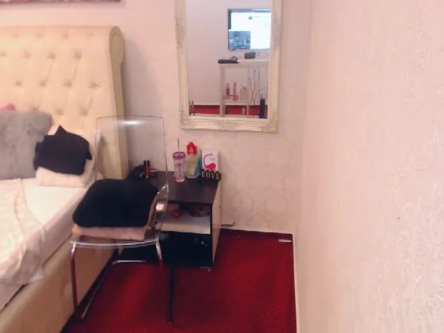 Live sex webcam photo for AlishaPacari #258901017