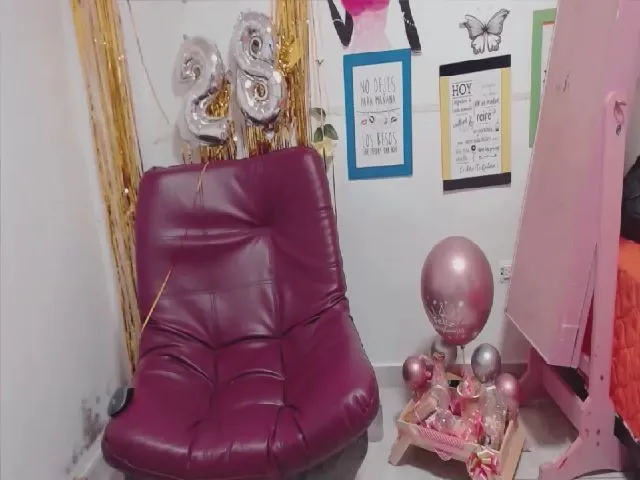 Live sex webcam photo for Emira2 #264980028