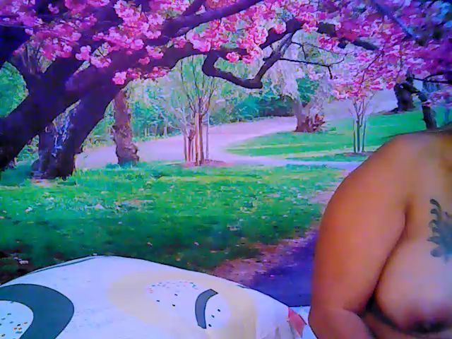 Live sex webcam photo for Roxyfoxy69 #262194727