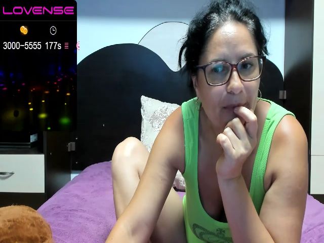 Live sex webcam photo for SquirtyAly69 #254530368