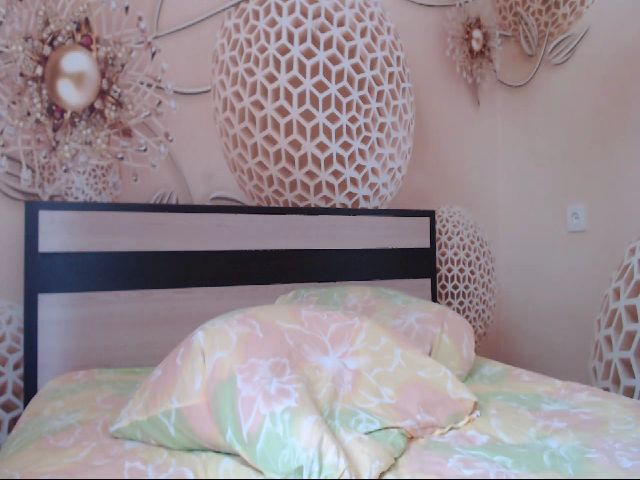 Live sex webcam photo for MeltingJulia #262622236