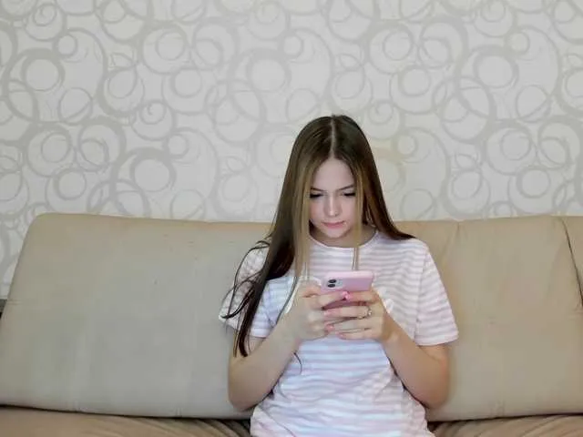 Live sex webcam photo for Roxanne2021 #242446583