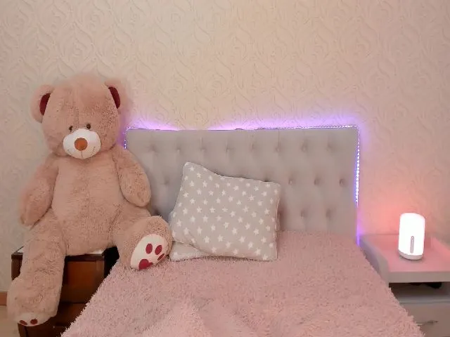 Live sex webcam photo for LoriLeen #263749013