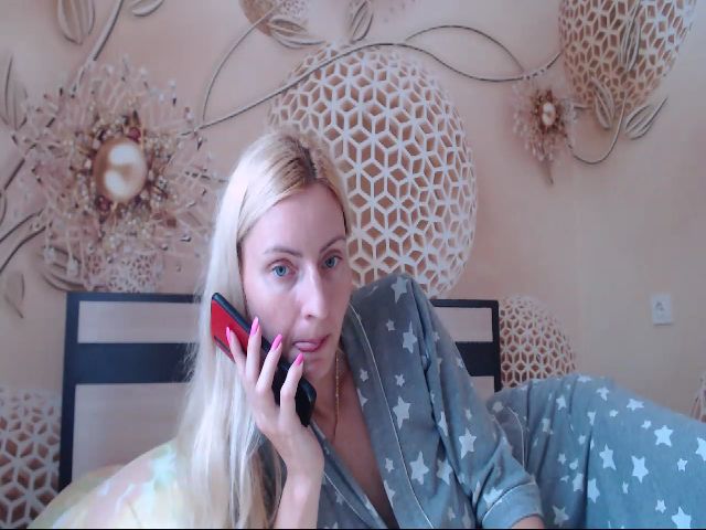 Live sex webcam photo for MeltingJulia #265464196