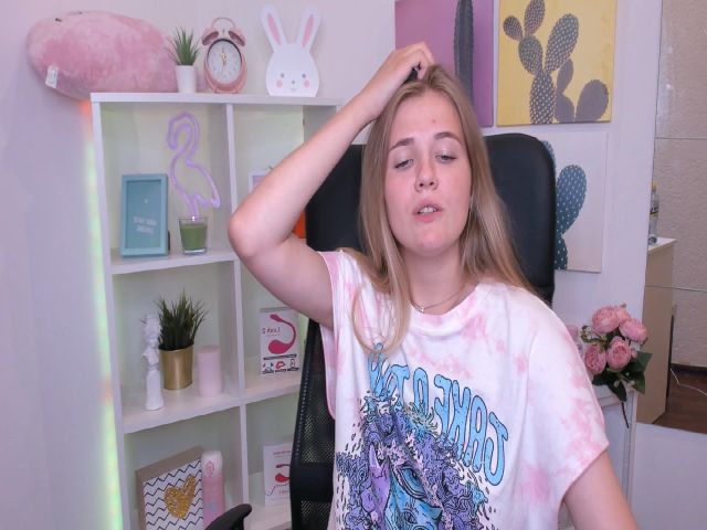 Live sex webcam photo for SweetMilkis #254852336