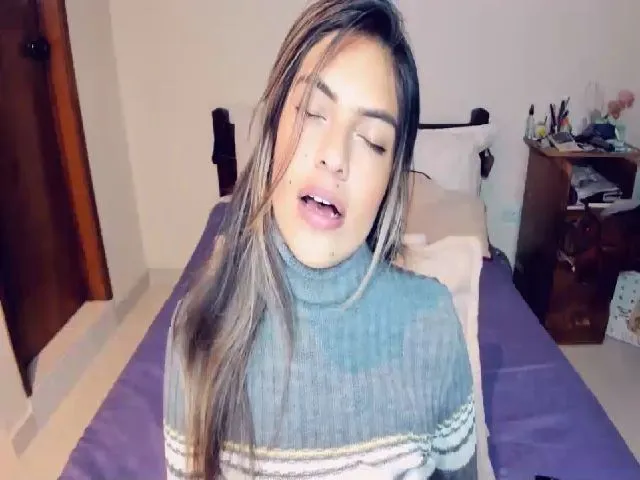 Live sex webcam photo for SUNRISEE_ #256607878