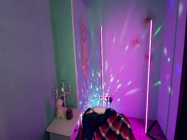 Live sex webcam photo for WhiteFoxi #258594447