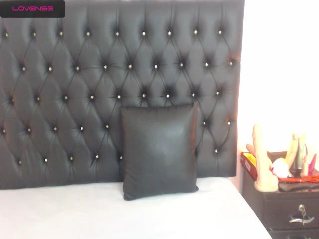 Live sex webcam photo for Shantal_19 #256543721