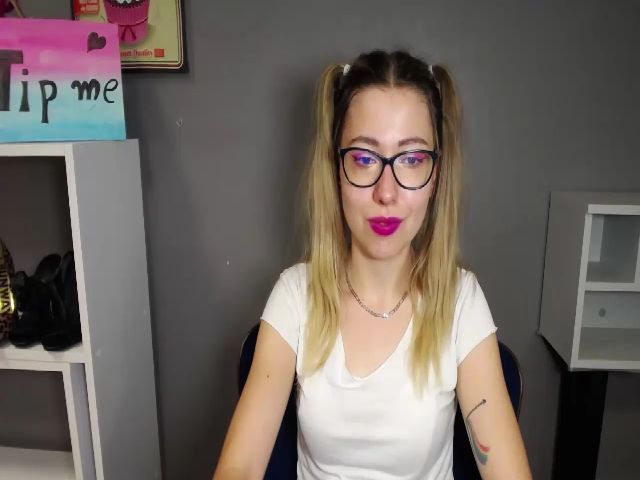 Live sex webcam photo for HeidiFLOWER #263042925