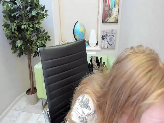 Live sex webcam photo for StunningKelly #265403922
