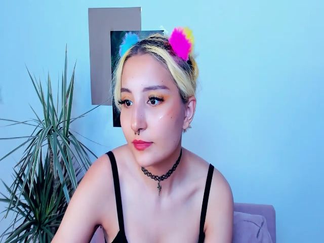 Live sex webcam photo for KarenIo #253163620