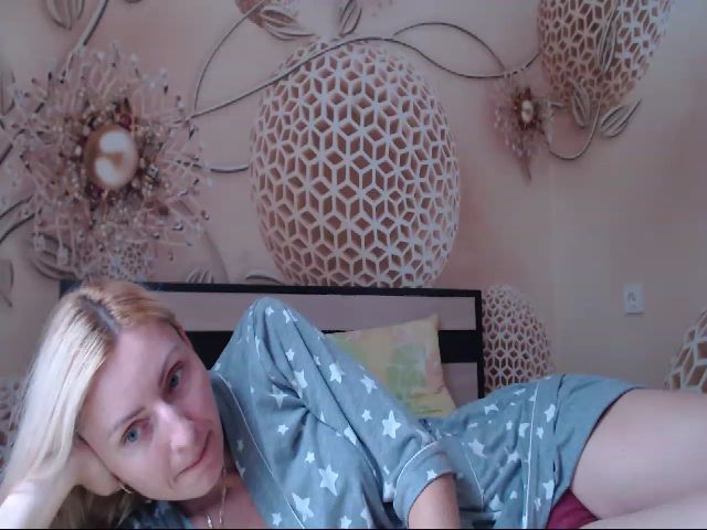 Live sex webcam photo for MeltingJulia #265540594