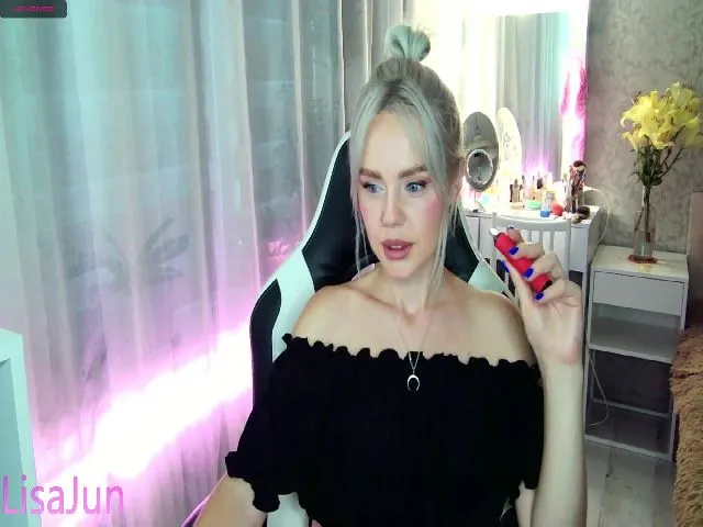 Live sex webcam photo for LisaJun #254195752