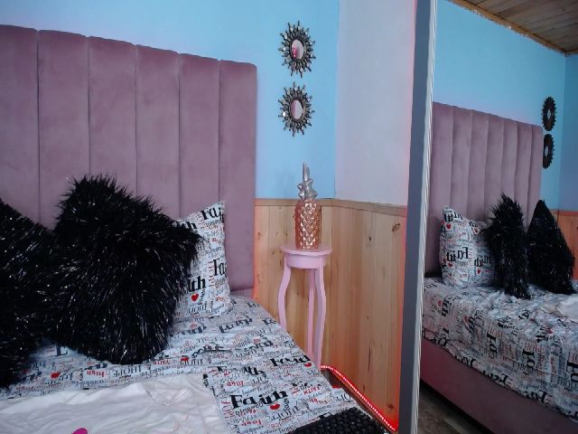 Live sex webcam photo for MeganJobs20 #254244632