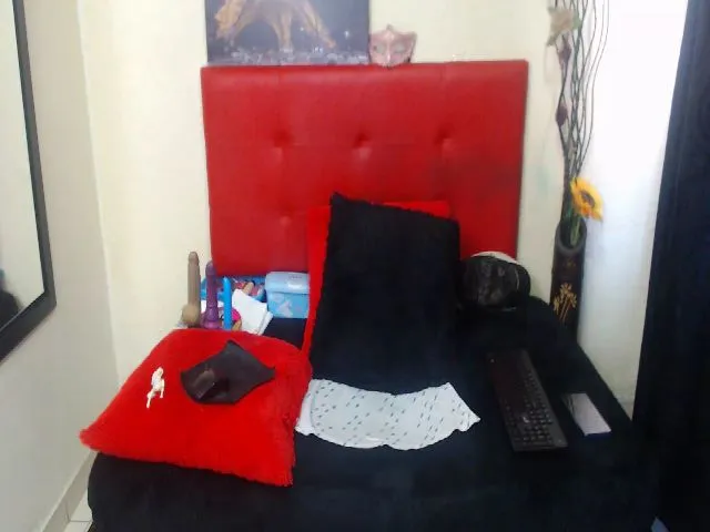 Live sex webcam photo for Crazyqueen01 #253418113
