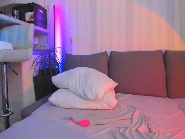 Live sex webcam photo for AwesomeRoxy #252788606